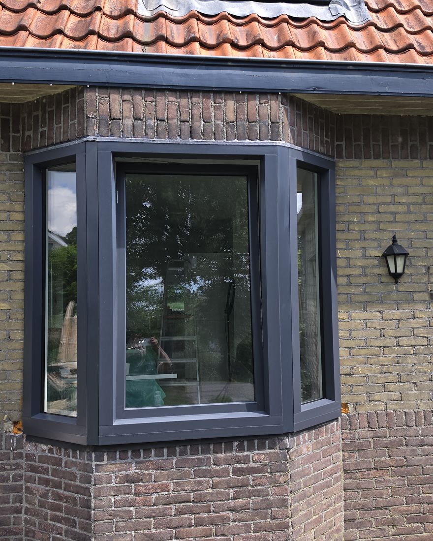 Na: Nieuwe antraciet kunststof erker