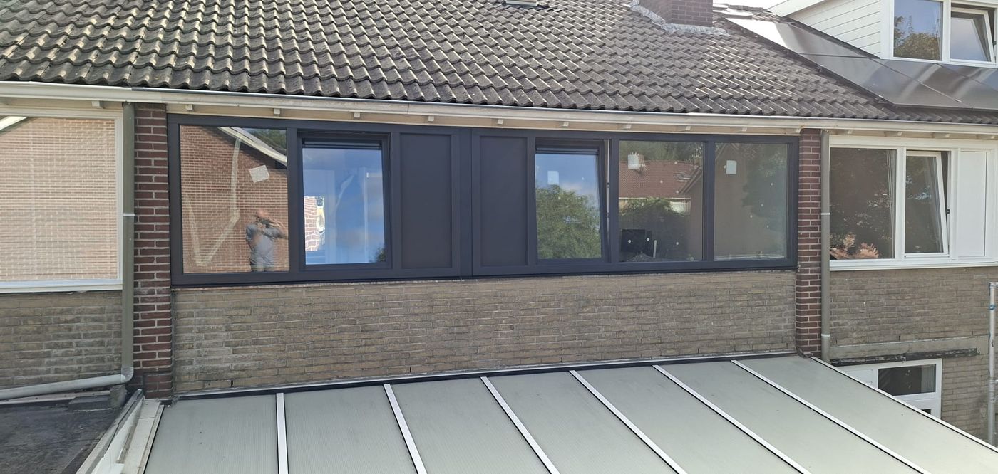 Na: Nieuwe antraciet kozijnen op de verdieping