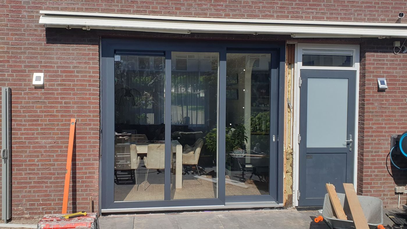 Tijdens: Schuifpui tijdens de montage