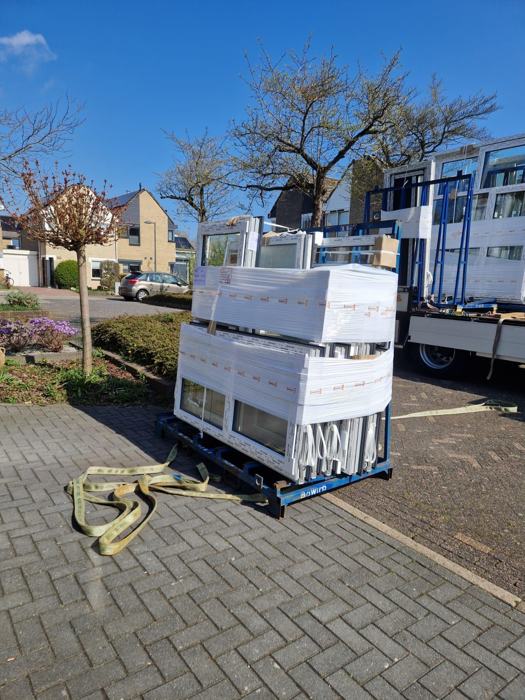 Levering van ingepakte kozijnen op de bouwplaats