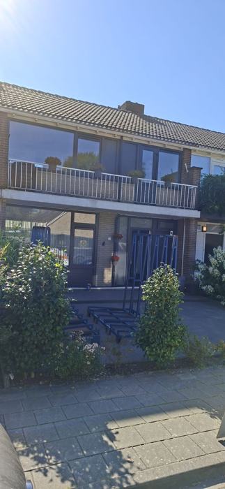 Voorgevel met nieuwe kozijnen en balkon